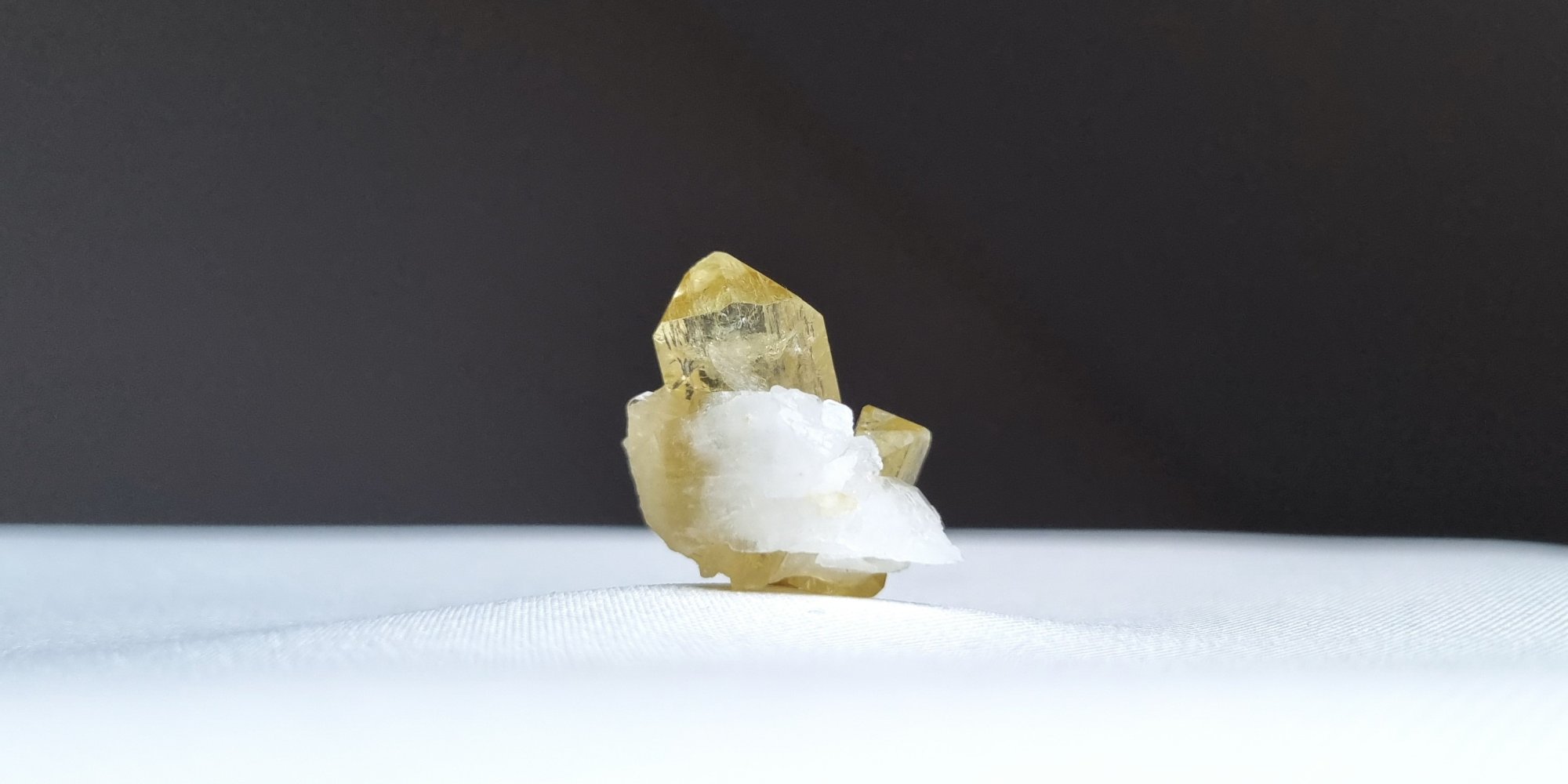 Brazilianit – vzácný žlutozelený minerál z Brazílie