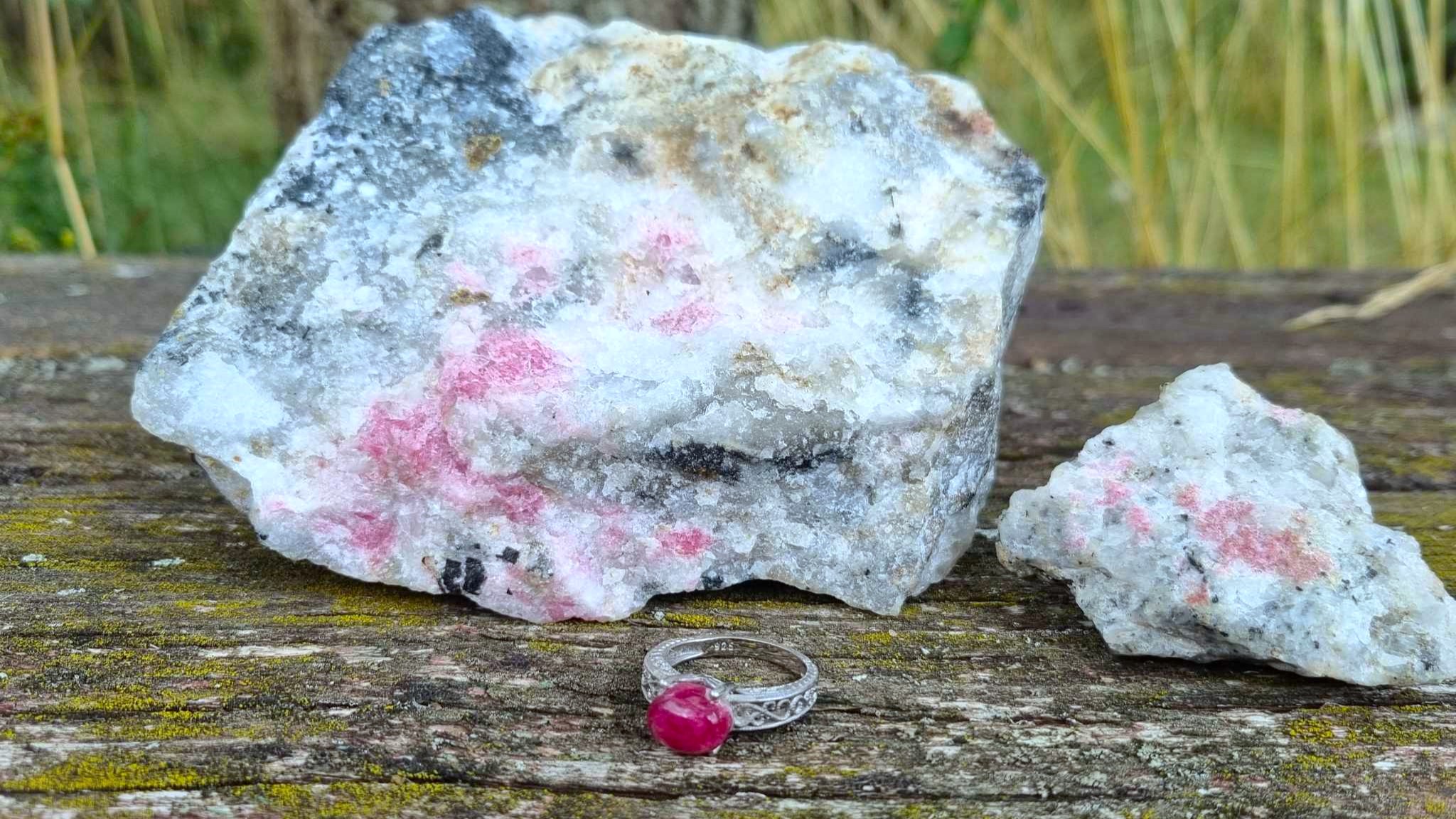 Tugtupit (tugtupite) - jeden z nejvzácnějších minerálů světa