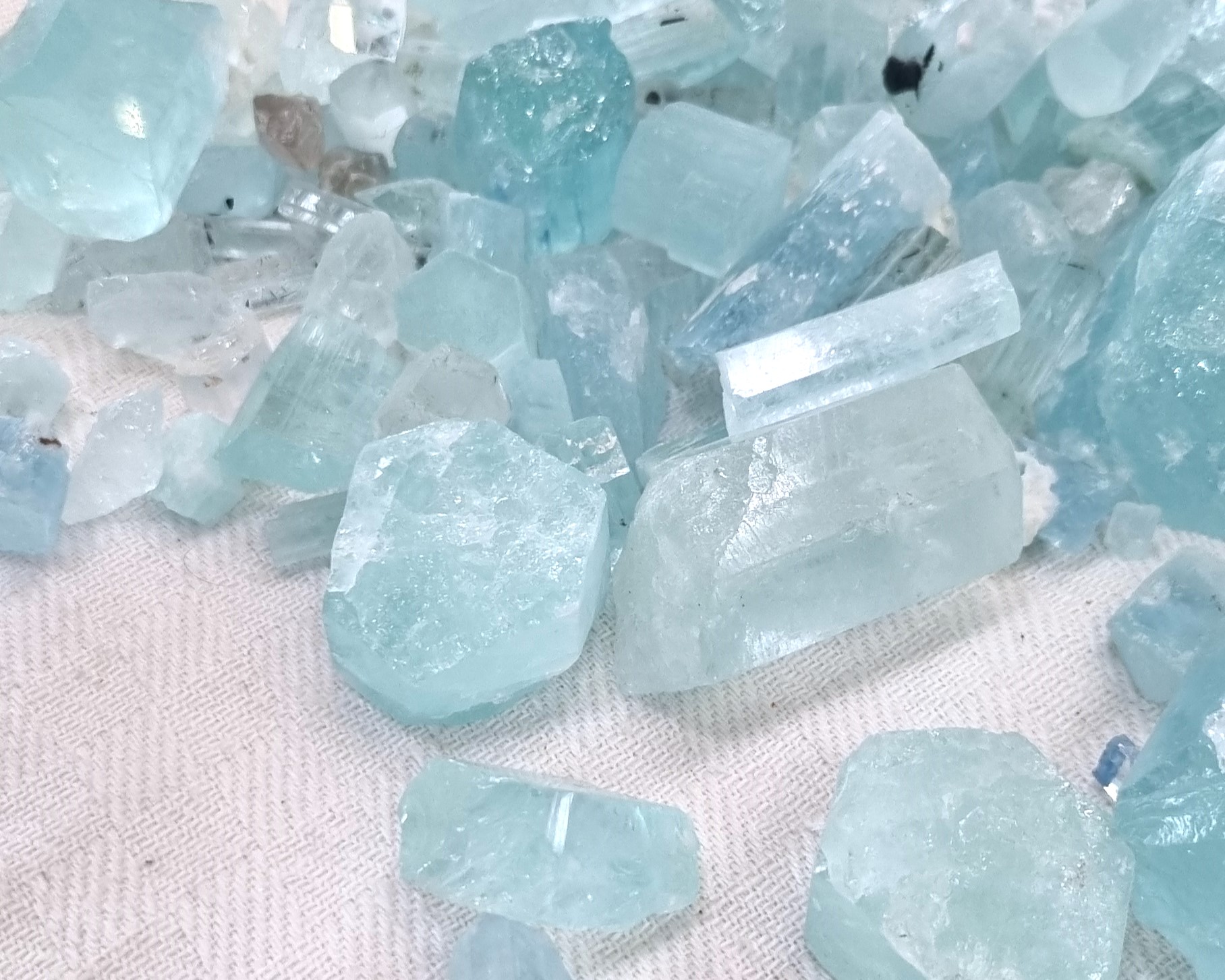 Akvamarín - nebesky modrý minerál beryl