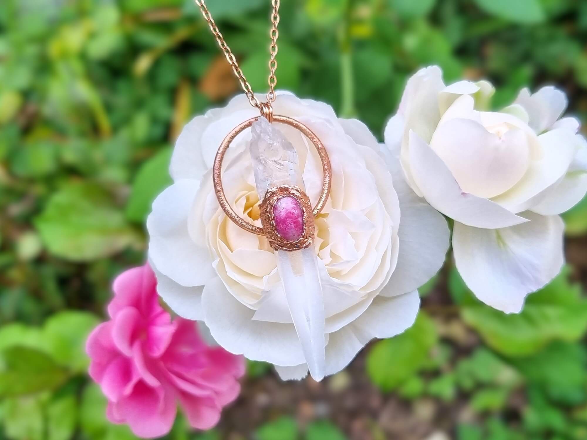 Náhrdelníky na srdeční čakře - šperk jako most k naší duši