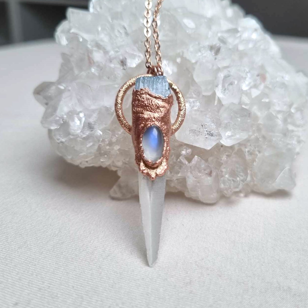 akvamarin_moonstone_lemursky_kristal_autorsky_sperk_soulofaurora