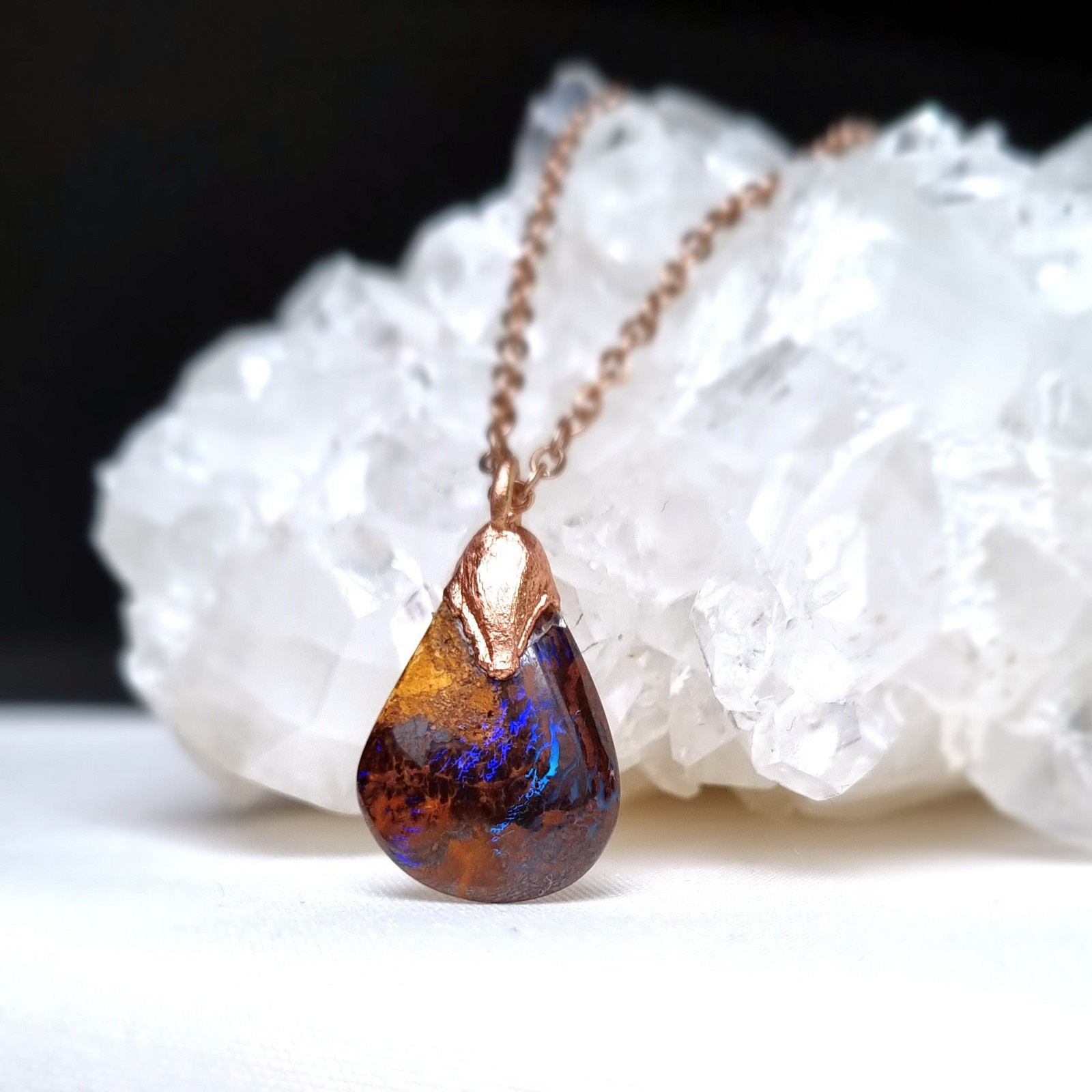 australsky_boulder_opal_queensland_nahrdelnik_soulofaurora