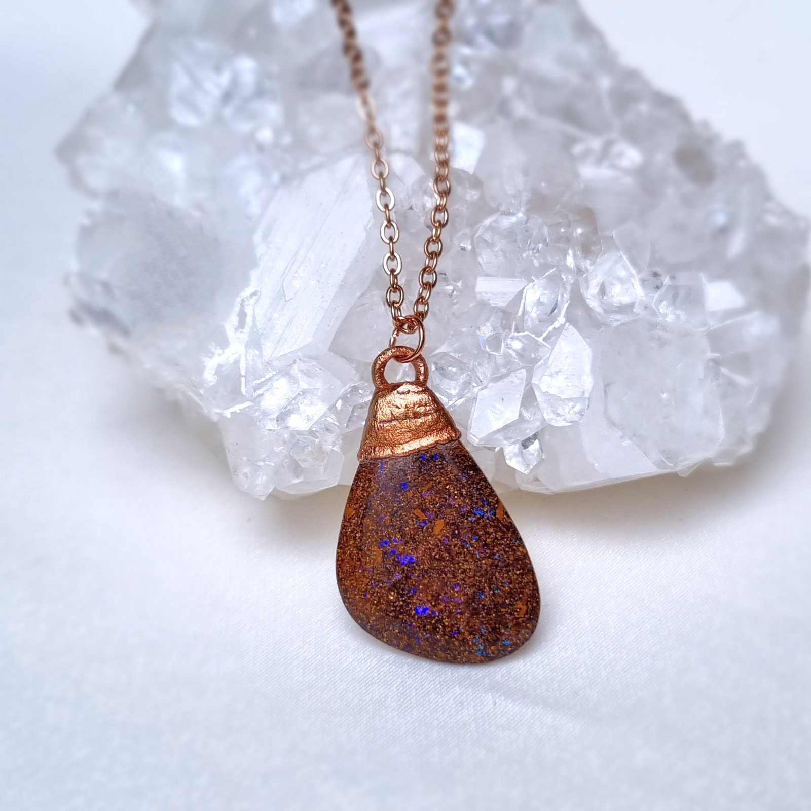 australsky_boulder_opal_queensland_sperk_nahrdelnik_soulofaurora