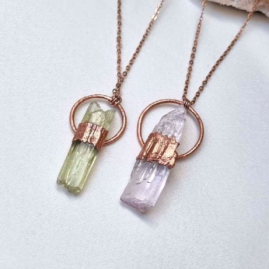 autorske_sperky_z_krystalu_kunzit_hiddenit_soulofaurora_