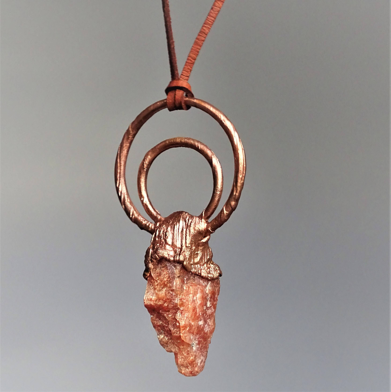 medeny_privesek_slunecni_kamen_soulofaurora