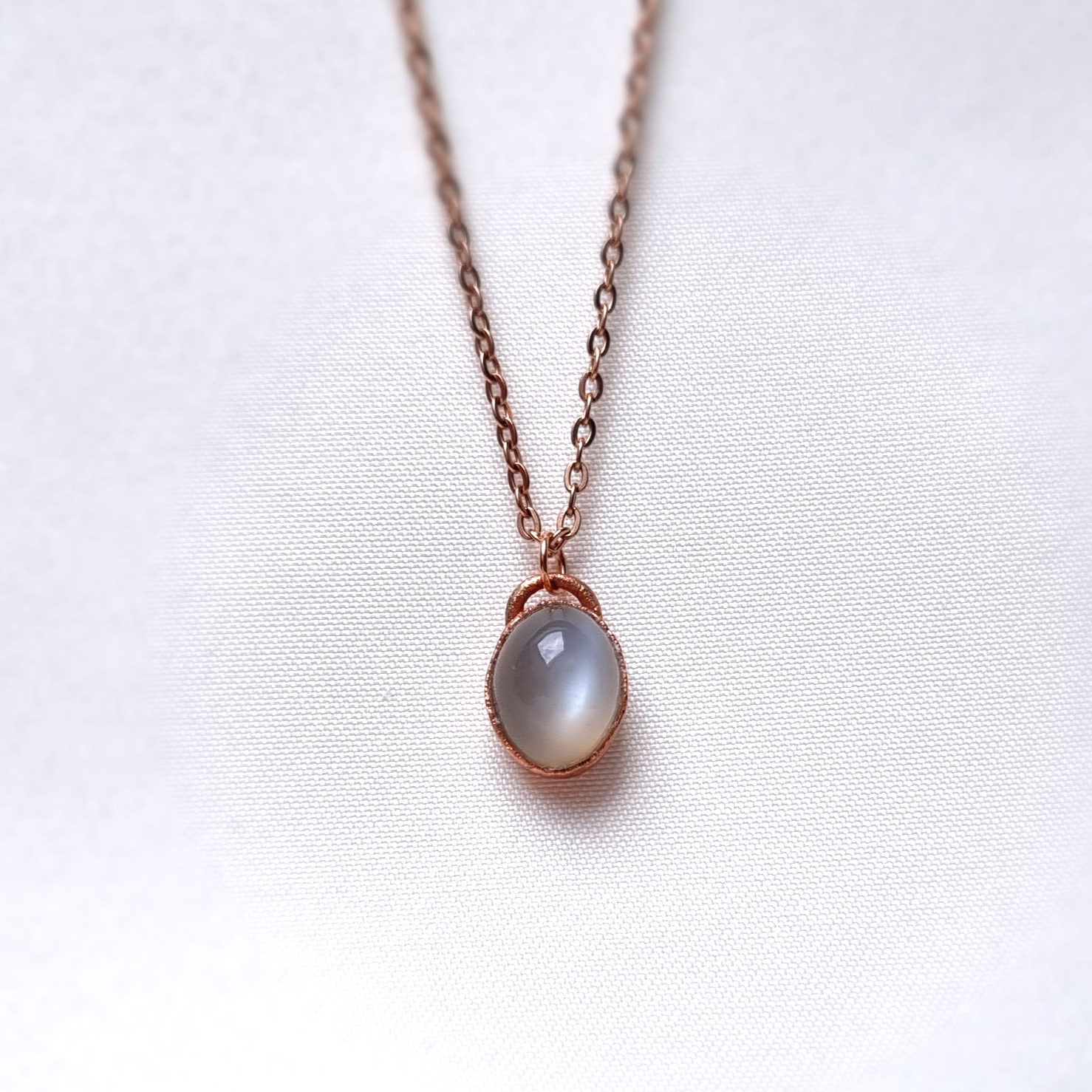 mesicni_kamen_schiller_efekt_nahrdelnik_soulofaurora