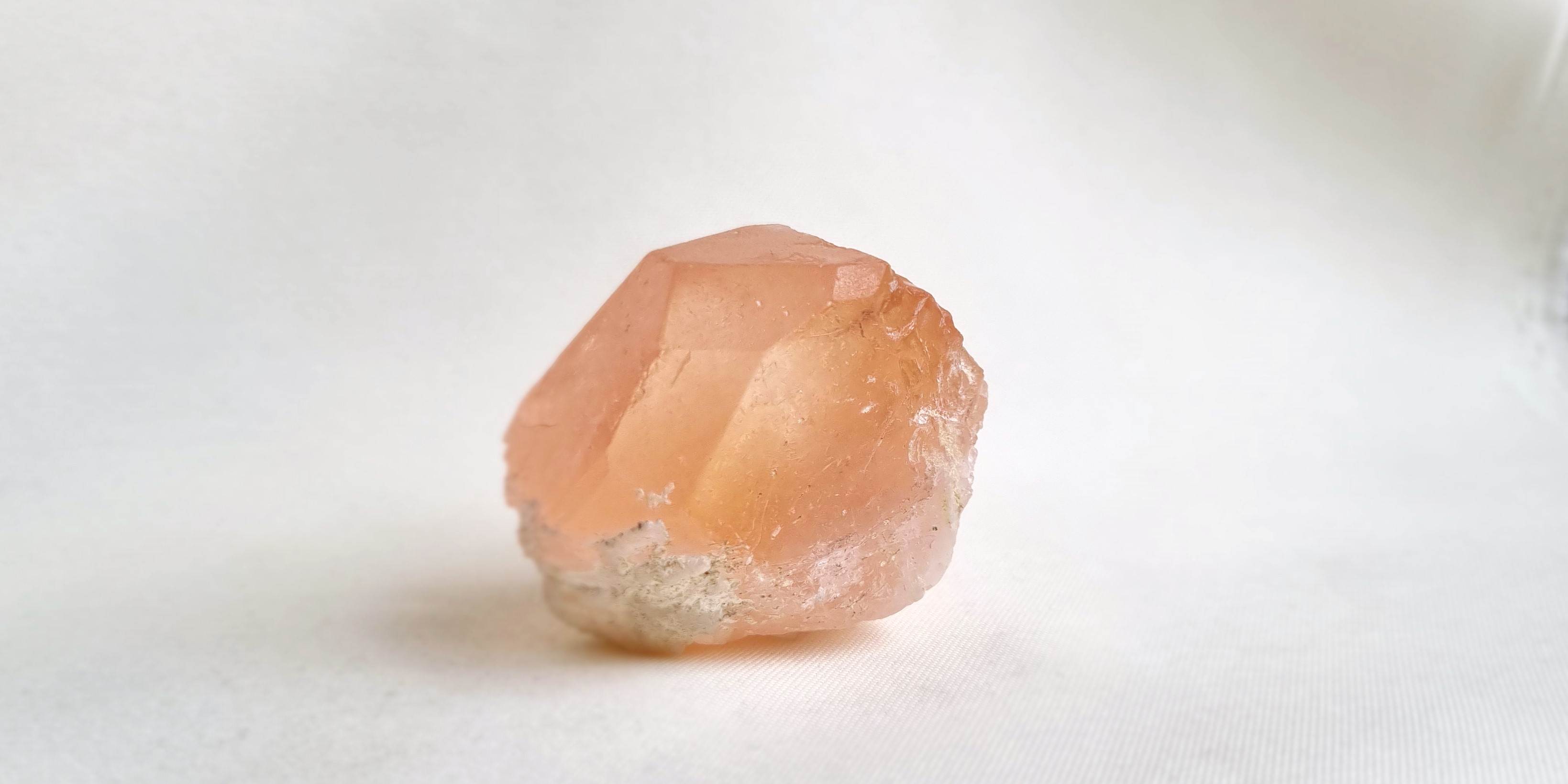 prirodni_morganit_peach_beryl_soulofaurora