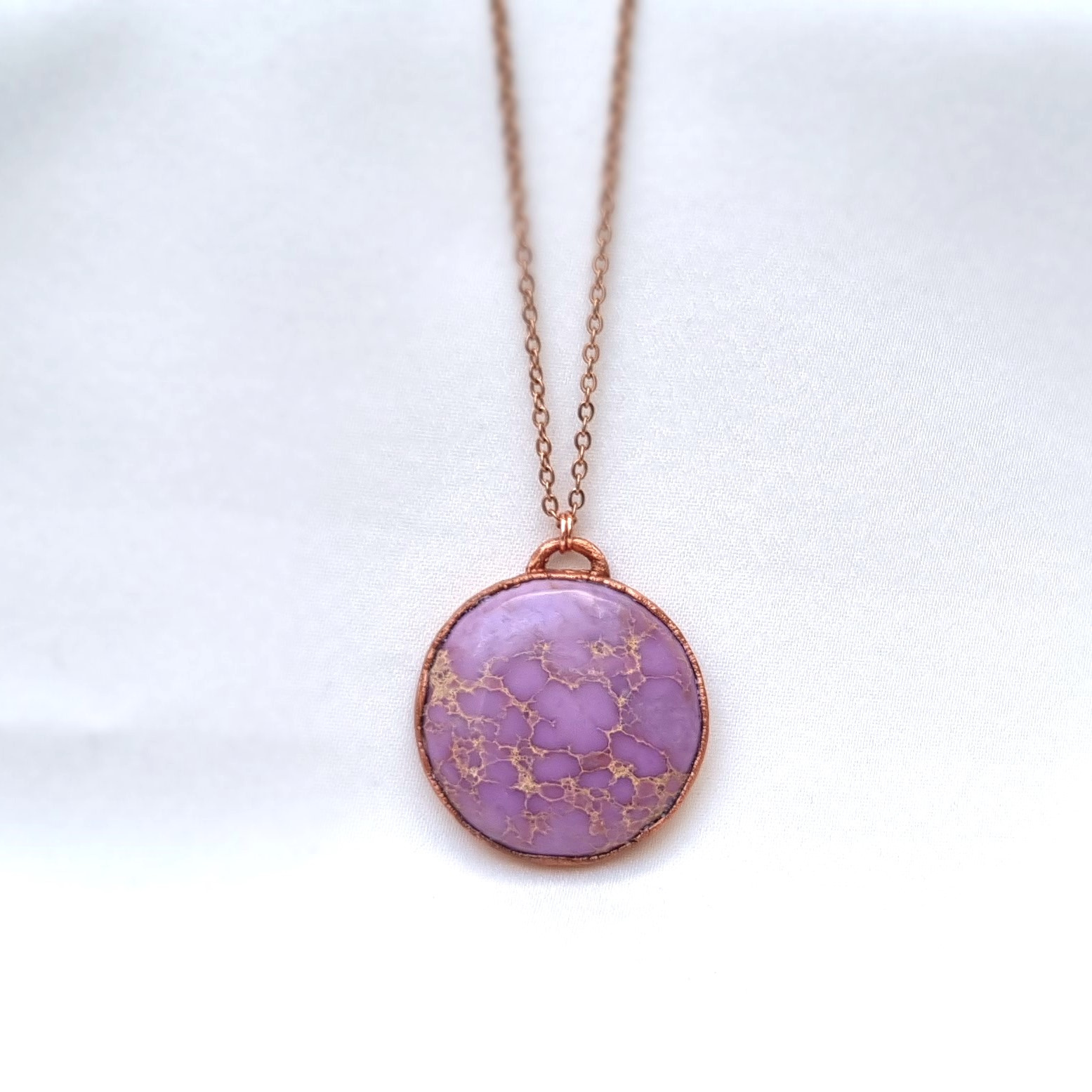 ruzovo_fialovy_fosfosiderit_nahrdelnik