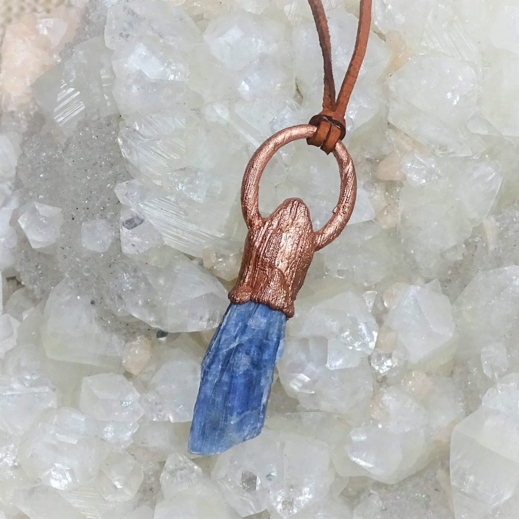 Kyanit - originální šperk z mědi a přírodního krystalu modrého kyanitu