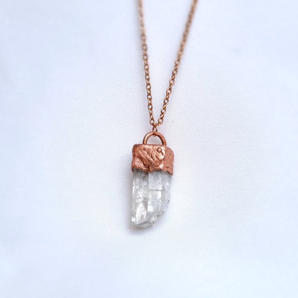 Petalit - čirý krystal s duhou, šperk/náhrdelník