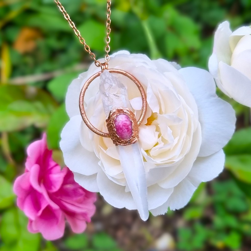 Tugtupit z Grónska a lemurský křišťál - šperk/náhrdelník