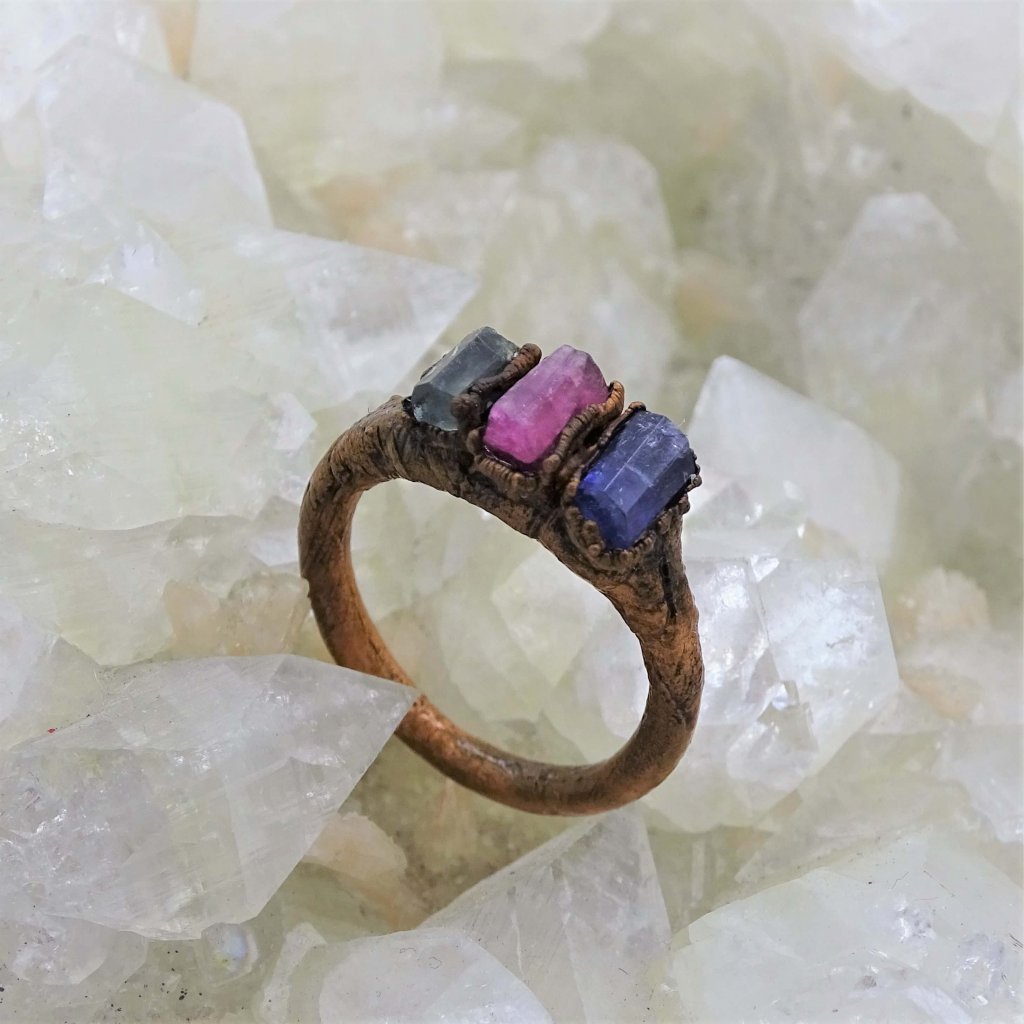 Měděný prsten s krystaly - turmalínem, akvamarínem a tanzanitem, vel. 50 (Soul of Aurora)
