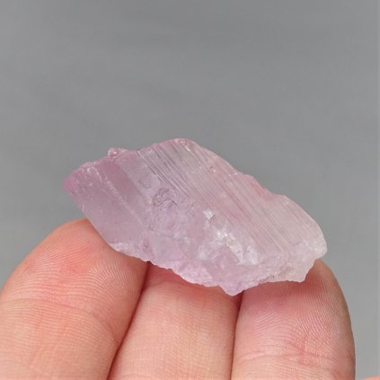 Kunzit spodumen přírodní krystal 13,4 g, Afghanistán, Kunar - skladem na Soul of Aurora