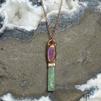 Zelený kyanit s rubínem - přírodní krystaly - náhrdleník, přívěsek