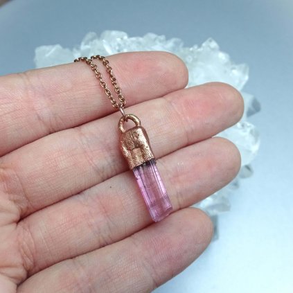 Světle růžový turmalín krystal - přívěsek/náhrdelník, top kvalita