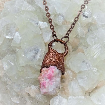 Měděný přívěsek se vzácným magickým tugtupitem, jež pochází z Grónska. Opravdová rarita! Najdete na Soul of Aurora