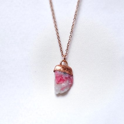 Tugtupit top kvalita, náhrdelník - lokalita Narsaq, Ilímaussaq,Grónsko