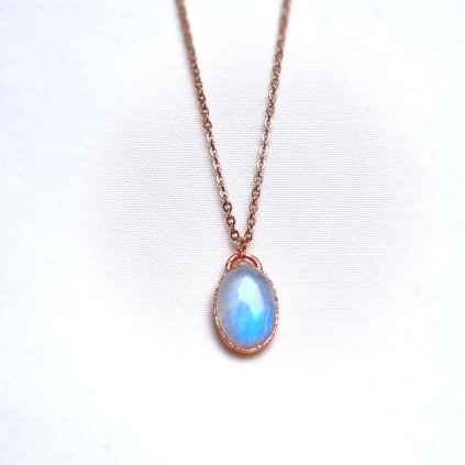 Měsíční kámen ze Srí Lanky - něžný ženský šperk