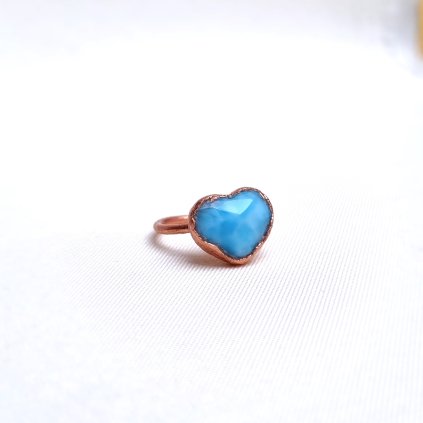 Měděný prsten s larimarem ve tvaru srdce, vel. 51