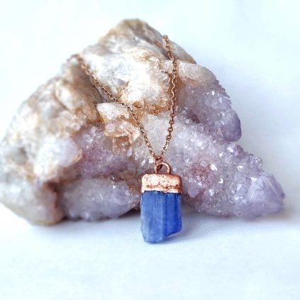 Tanzanit (Merelani, Tanzánie) přírodní krystal, šperk s tanzanitem