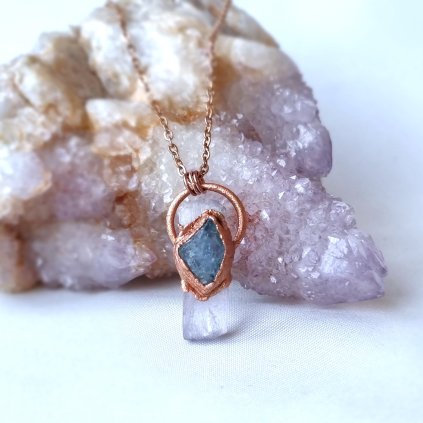 Kunzit a akvamarín, přírodní krystal - šperk/náhrdelník