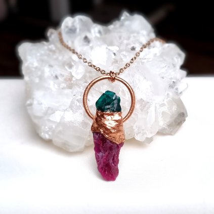 Rubín a dioptas - přírodní krystaly - šperk pro královnu