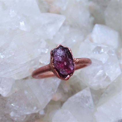 Rubelit (růžový turmalín) - prsten z mědi, autorská tvorba Soul of Aurora