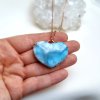 Larimar je vzácná modrá odrůda minerálu pektolitu - originální náhrdelník ve tvaru srdce