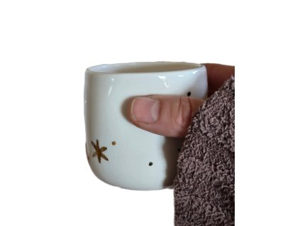 Porcelánový kalíšek se zlatými hvězdami