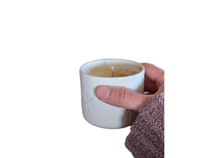 Porcelánová svíčka s prosvítajícími hvězdami Kořeněný pomeranč