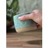 Kalíšek na cappuccino z kameniny s důlkem na palec a odkrytým spodním okrajem