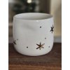 Porcelánový kalíšek se zlatými hvězdami