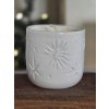 Porcelánová svíčka s prosvítajícími hvězdami a vánoční vůní