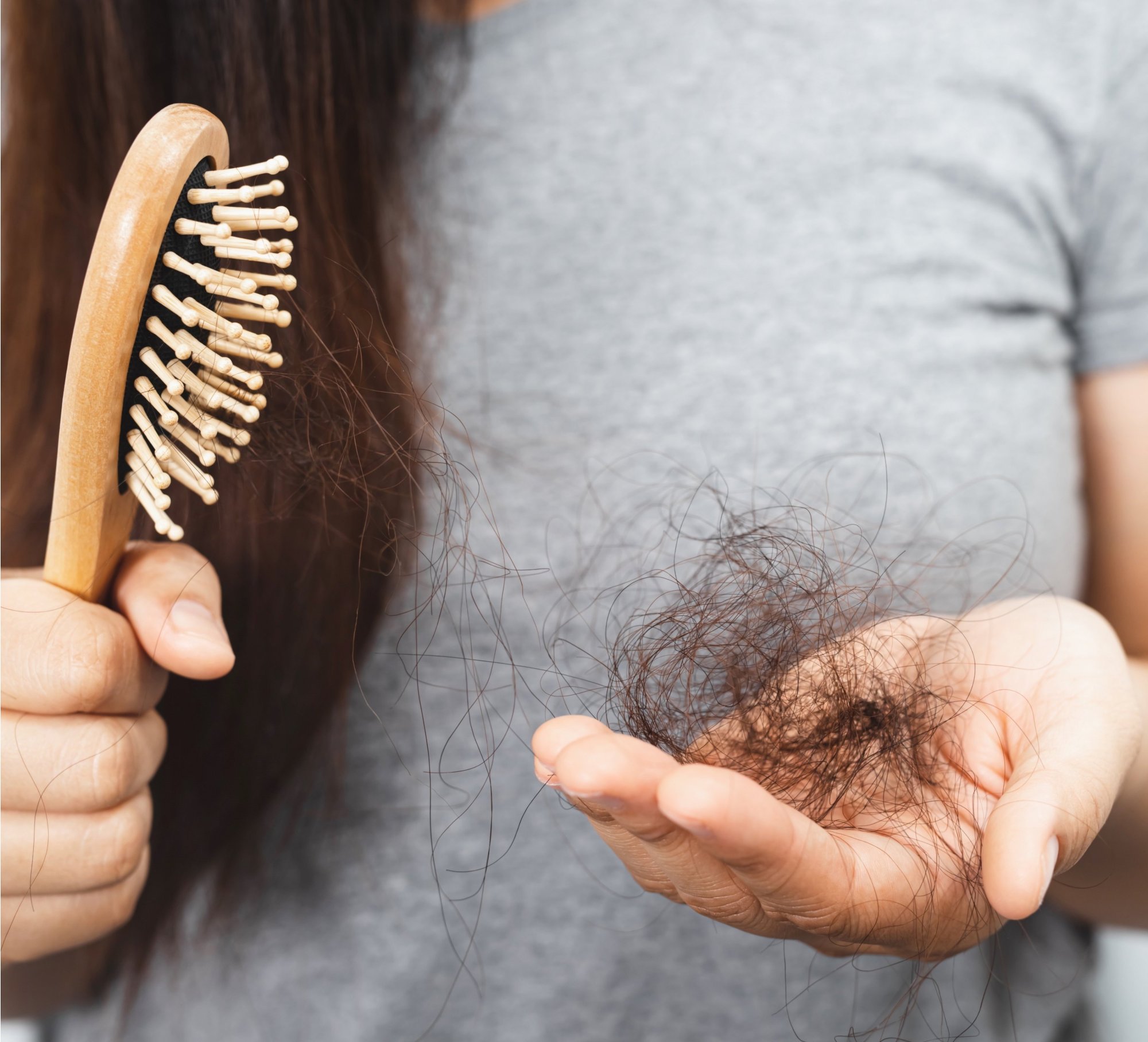 Proč nám padají vlasy a jak s tím účinně bojovat?