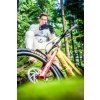 Handlebar Mount Pro MTB SP Connect – cyklista s horským kolem v přírodě