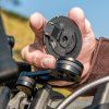 Mag-Align Adapter SPC+ SP Connect – ruka drží magnetický adaptér SP Connect na řídítkách motorky