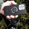 E-CAP Charging Module SP Connect – nabíjecí modul E-CAP s telefonem na řídítkách kola v exteriéru