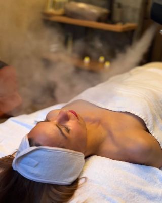 Péče o sebe nemusí být velké gesto. Někdy stačí na chvíli zpomalit, zavřít oči a dovolit tělu i mysli nadechnout se. 💆🏻‍♀️...