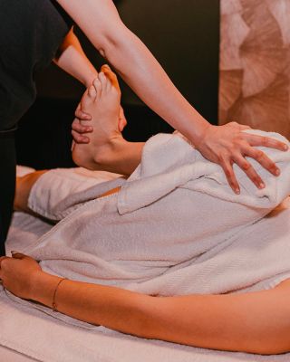 Ticho. Teplo. Dotek. Chvíle, kdy tělo může povolit a mysl si konečně oddechne. 💆🏼‍♀️ Každý pohyb je vedený s citem,...