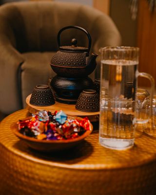 Posaďte se… a na chvíli zpomalte. 🤍 Odložte starosti za dveřmi a nalaďte se jen na sebe. Na ten klid, který často v běžném...