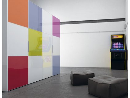 designová šatní skříň s posuvnými dveřmi