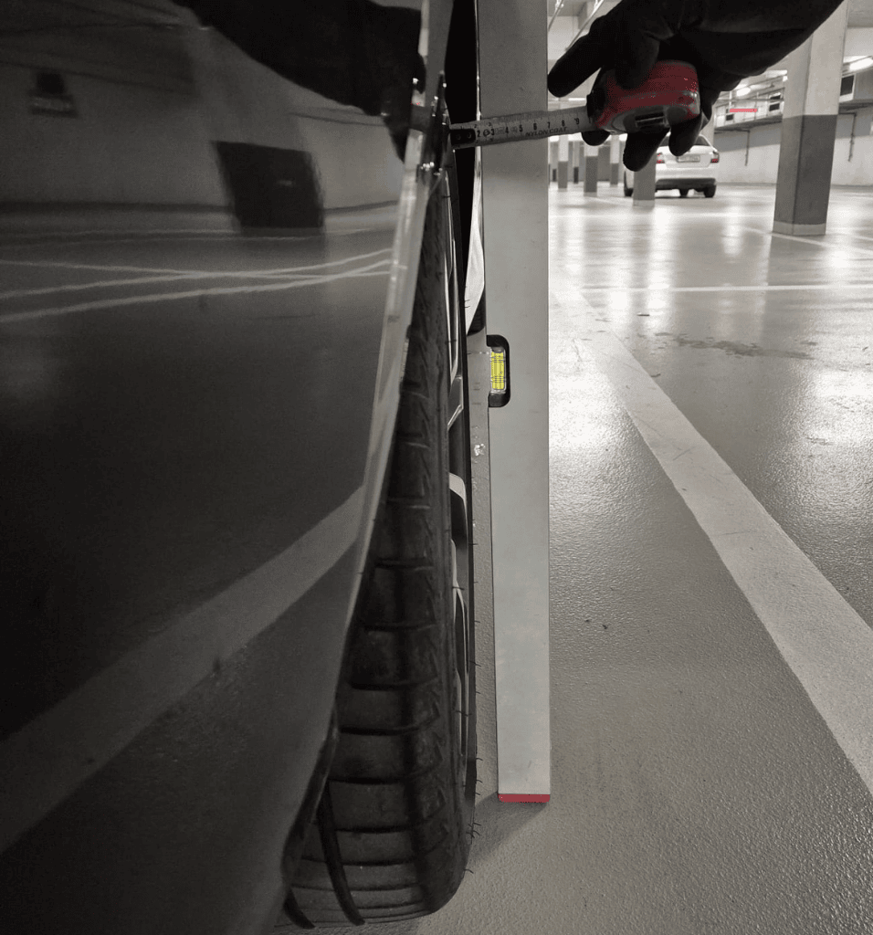 Měření vzdálenosti mezi pneumatikou a vodováhou