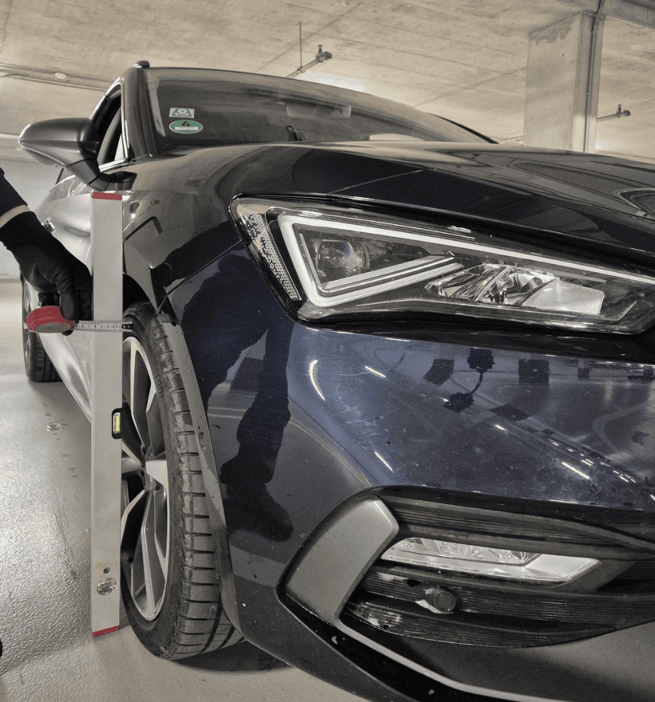 Kontrola polohy kola vůči blatníku při měření pomocí rovné latě