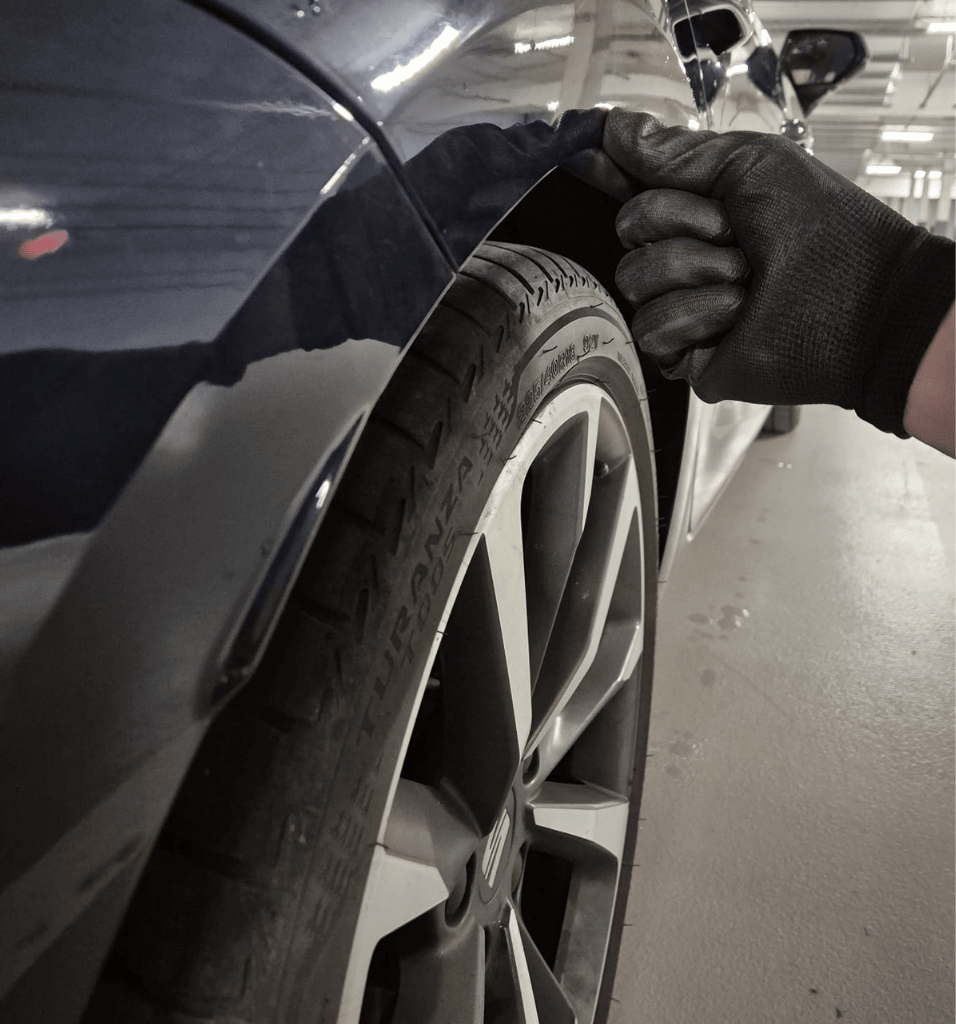 Detail místa, kde typicky rozhoduje vnitřní lem blatníku (falc)