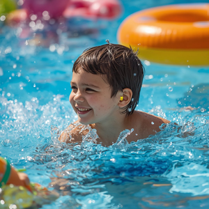 Dítě s dětskými špunty do uší Quies Specific Aqua při plavání v bazénu