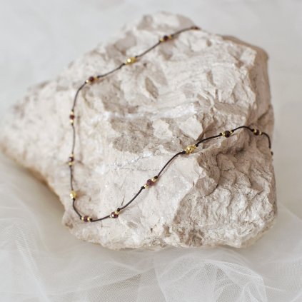 Šňůrkový náhrdelník s granátem