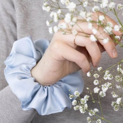 Velká saténová scrunchie gumička - Světle modrá matná