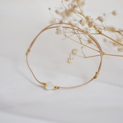 Náramek s perleťovým srdíčkem