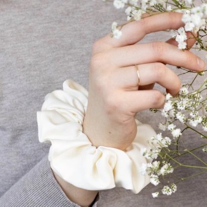 Velká saténová scrunchie gumička - Off white matná