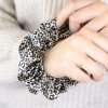 Velká saténová scrunchie gumička - Leopard